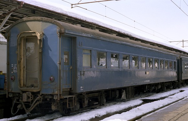 オハフ33 2350 (1984年 3月 2日 富山駅)