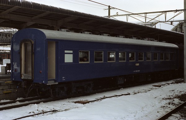 オハフ45 2104 (1984年 2月29日 米原駅)