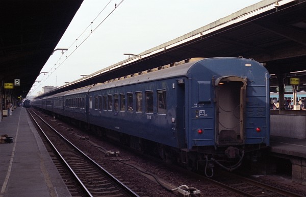 急行きたぐにのオハネフ12 2033ほか (1982年10月17日 大阪駅)