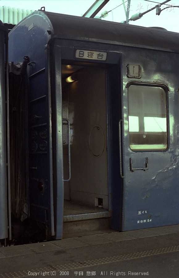 オハネフ12 2033のデッキ周辺 (1982年12月28日 松江駅)
