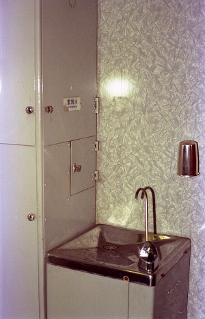オハネフ12 2094の冷水機 (1985年 2月 8日 松江駅)