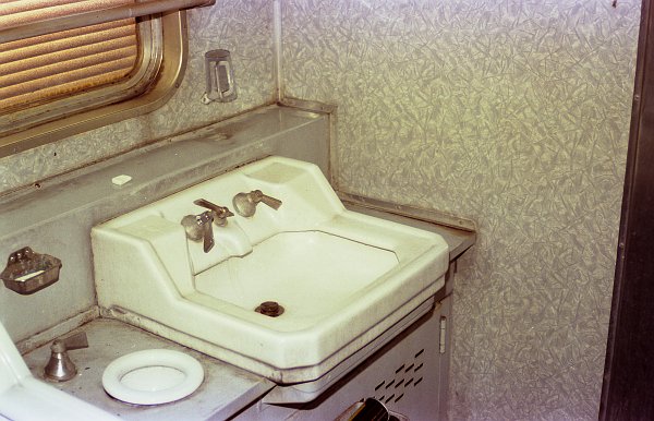 オハネフ12 2094の洗面台 (1985年 2月 8日 松江駅)
