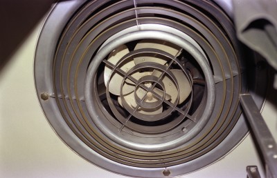 オハネフ12 2094の給仕室扇風機 (1985年 2月 8日 宍道駅付近)