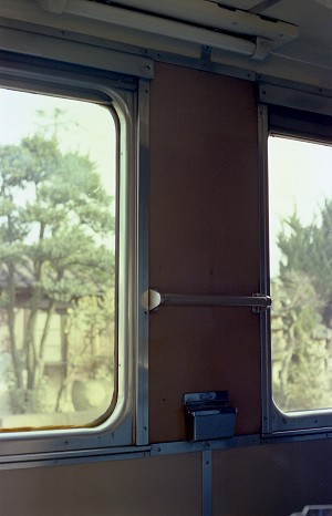 オハネフ12 2094の通路側の窓 (1985年 2月 8日 来待駅)