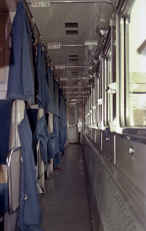 オハネフ12 2094の通路 (1985年 2月 8日 来待駅)