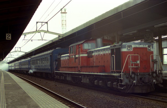 松江駅に停車中の普通列車「山陰」 (1984年 3月13日 松江駅)